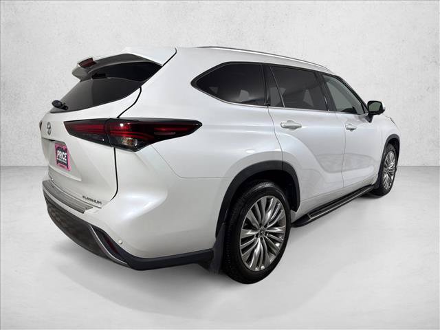 Used 2024 Toyota Highlander Platinum FWD image 5
