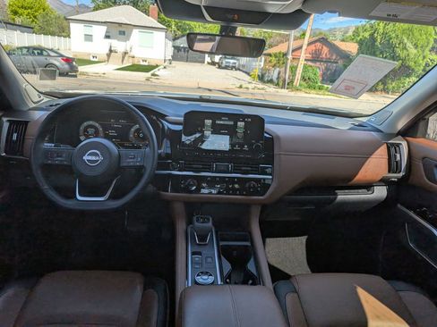 Used 2025 Nissan Pathfinder Platinum AWD/4WD image 7