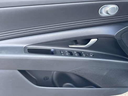 Certified 2025 Hyundai Elantra SEL FWD image 13