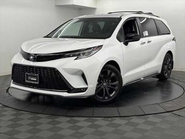Certified 2026 Toyota Sienna XSE FWD image 3