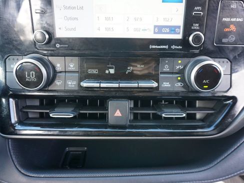 Used 2021 Toyota Highlander XLE FWD image 12