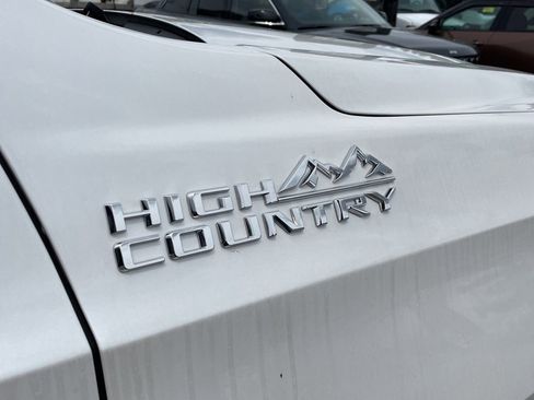Used 2025 Chevrolet Suburban High Country AWD/4WD image 15