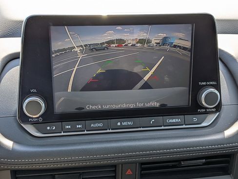 Used 2024 Nissan Rogue S FWD image 23