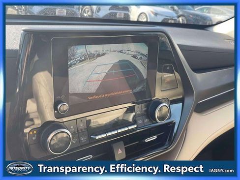 Certified 2023 Toyota Highlander XLE image 28