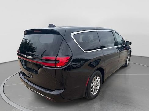 Used 2023 Chrysler Pacifica Touring-L FWD image 8