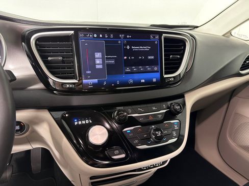 Used 2023 Chrysler Pacifica Touring-L FWD image 16