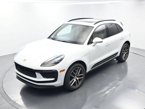 Certified 2023 Porsche Macan AWD/4WD image 28
