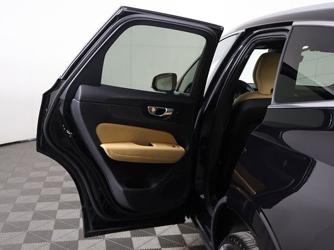 Used 2022 Volvo XC60 B6 Inscription w/ Climate Package image 24