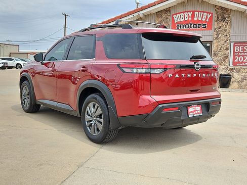 Used 2024 Nissan Pathfinder SV image 2