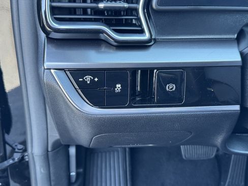 Used 2024 Kia Sportage EX FWD image 28