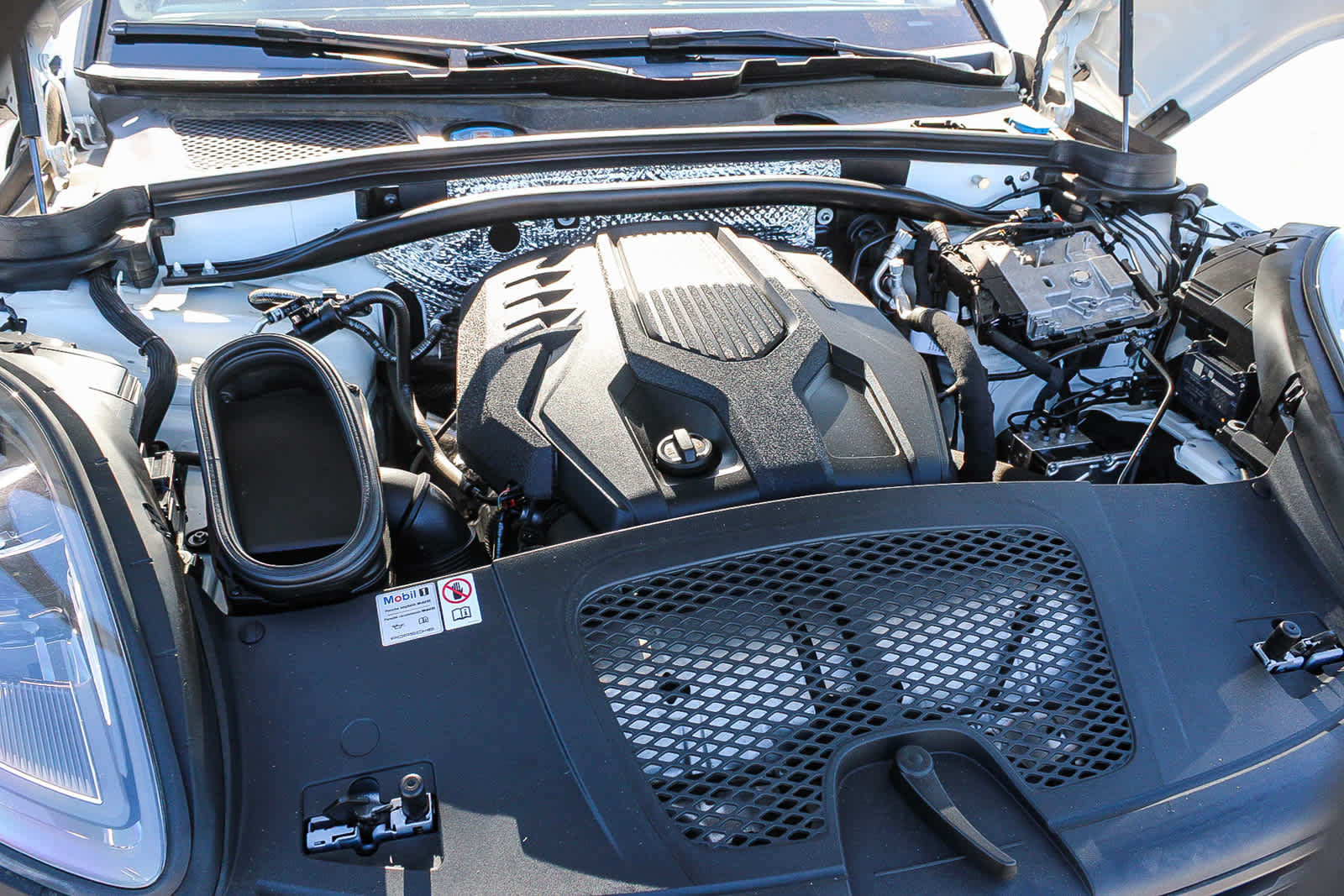 Used 2024 Porsche Macan AWD/4WD image 26