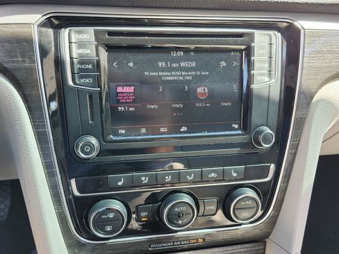 Used 2018 Volkswagen Passat 2.0T SE image 20