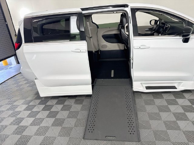Used 2024 Chrysler Pacifica Touring-L FWD image 23
