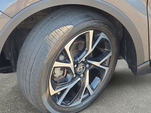 Used 2022 Toyota C-HR XLE FWD image 30