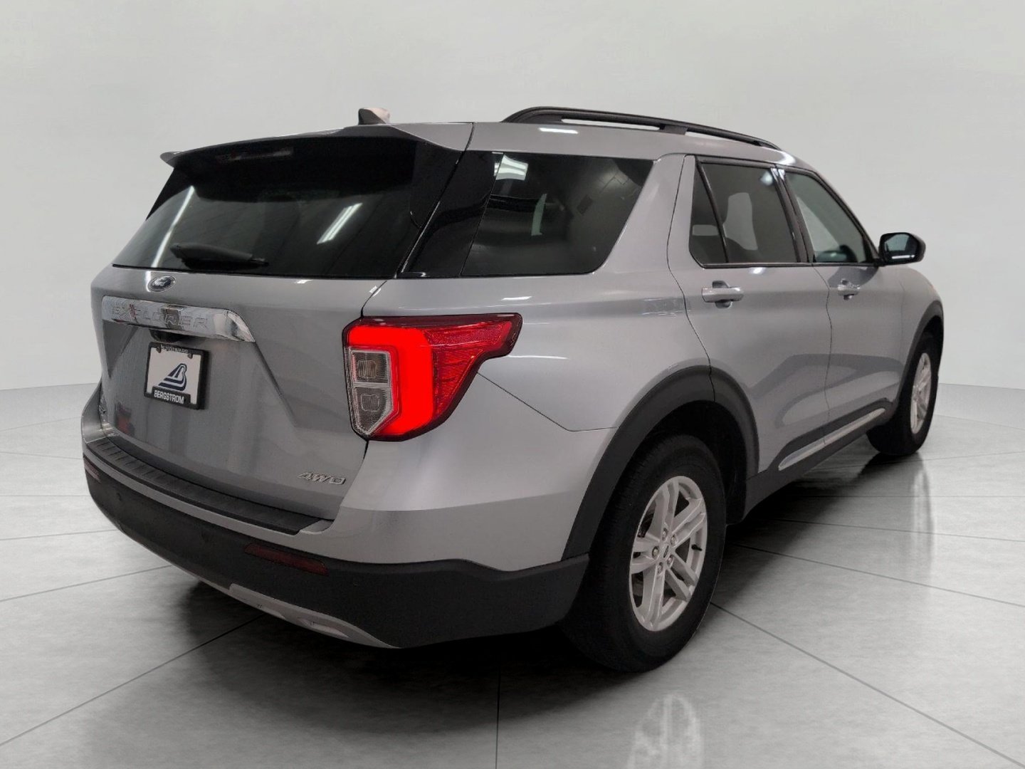 Used 2024 Ford Explorer XLT w/ Equipment Group 202A AWD/4WD image 20