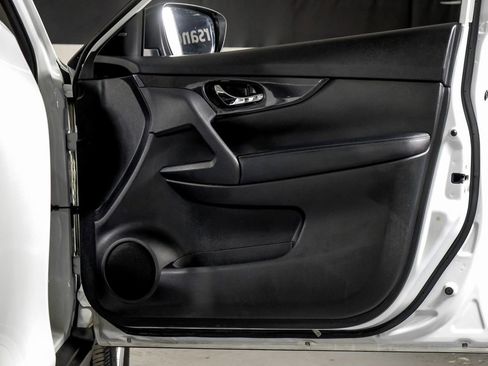 Used 2018 Nissan Rogue SV image 33