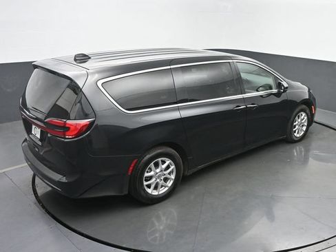 Used 2023 Chrysler Pacifica Touring-L FWD image 39