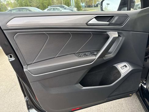 Used 2023 Volkswagen Tiguan SE w/ Panoramic Sunroof Package FWD image 9