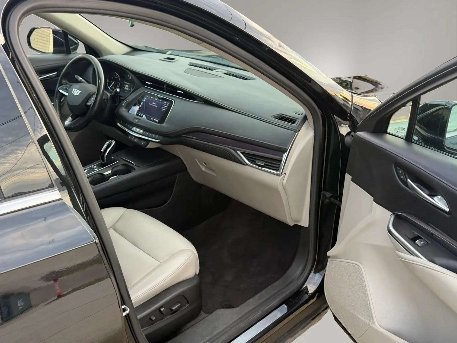 Used 2023 Cadillac XT4 Luxury w/ Cold Weather Package FWD image 19