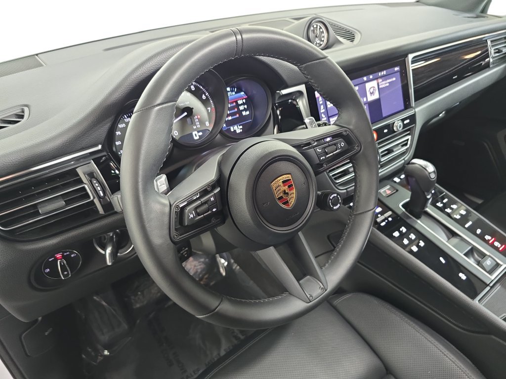Certified 2025 Porsche Macan S AWD/4WD image 4