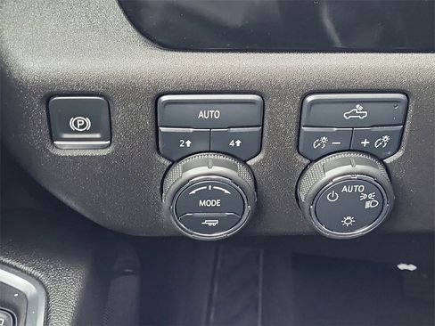 Certified 2025 Chevrolet Silverado 1500 LT image 26