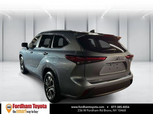 Used 2023 Toyota Highlander XLE AWD/4WD image 5
