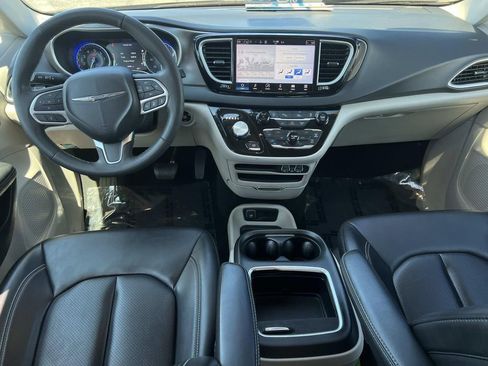 Used 2023 Chrysler Pacifica Touring-L FWD image 3