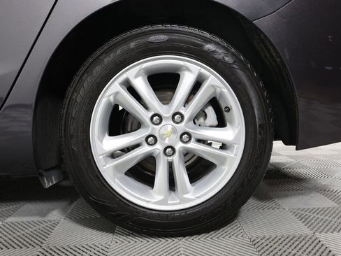 Used 2017 Chevrolet Cruze LT image 8