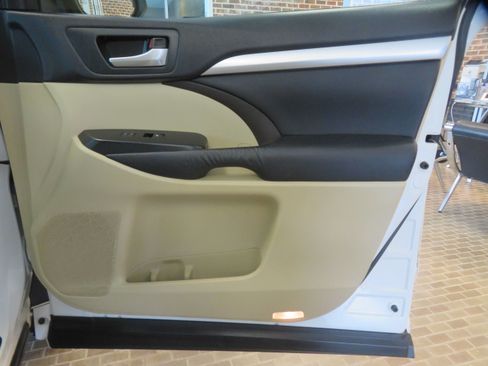 Used 2016 Toyota Highlander XLE FWD image 29