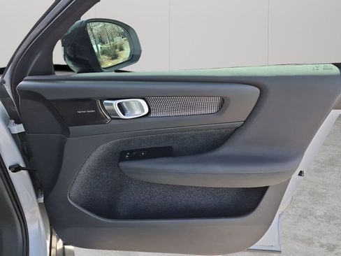 Used 2022 Volvo XC40 T5 R-Design w/ Advanced Package image 13