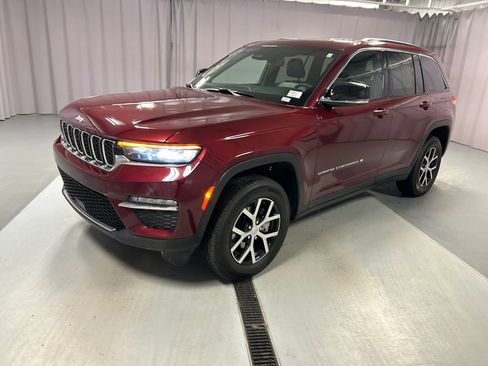 Used 2024 Jeep Grand Cherokee Limited image 3