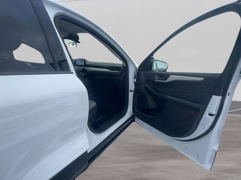 Used 2022 Ford Escape SE w/ SE Sport Appearance Package image 20