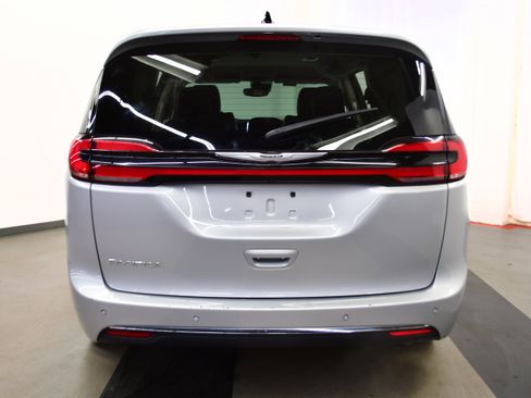 Used 2024 Chrysler Pacifica Touring-L image 6