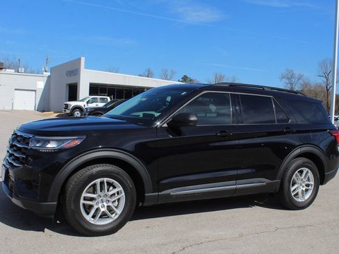 Used 2025 Ford Explorer Active w/ Active Comfort Package image 2