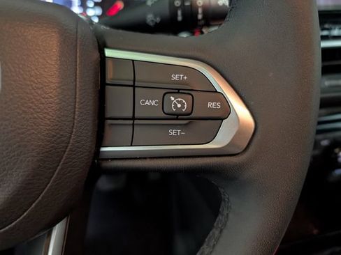 Used 2025 Jeep Compass Latitude w/ Convenience Group AWD/4WD image 17