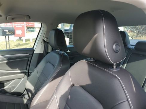 Certified 2023 Volkswagen Jetta SE image 16