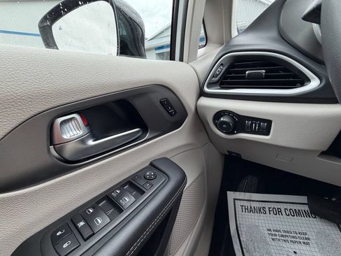 Used 2024 Chrysler Pacifica Touring-L FWD image 11