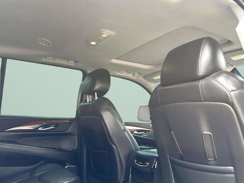 Used 2018 Cadillac Escalade ESV Luxury RWD image 32