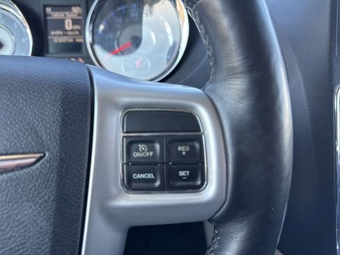 Used 2016 Chrysler Town & Country Touring-L w/ Driver Convenience Group image 18