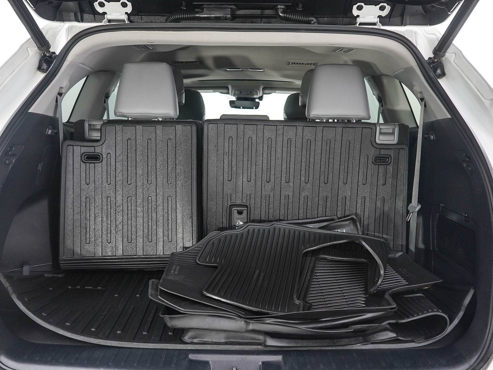 Used 2021 Toyota Highlander XLE AWD/4WD image 9