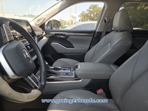 Used 2022 Toyota Highlander Limited FWD image 8