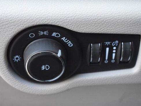 Used 2024 Chrysler Pacifica Touring-L FWD image 25