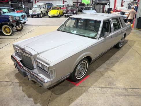Used 1988 Lincoln Town Car Signature RWD image 15