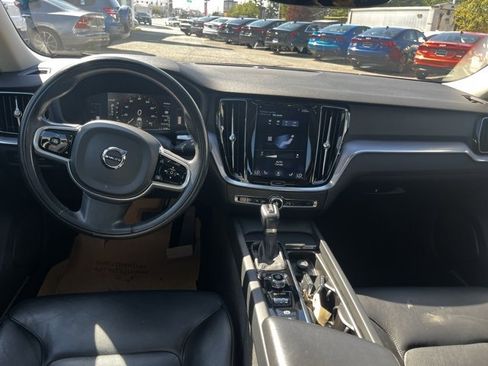 Used 2019 Volvo S60 T6 Momentum image 2