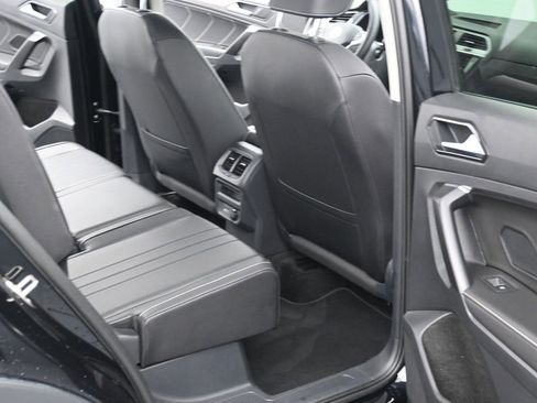 Used 2023 Volkswagen Tiguan SE FWD image 17