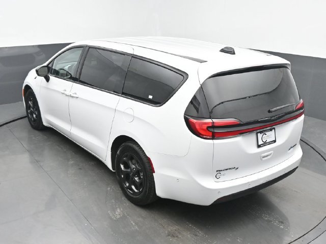 Used 2024 Chrysler Pacifica Limited FWD image 41