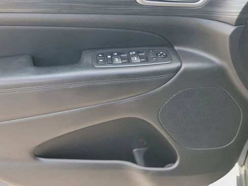 Used 2019 Jeep Grand Cherokee Altitude image 16