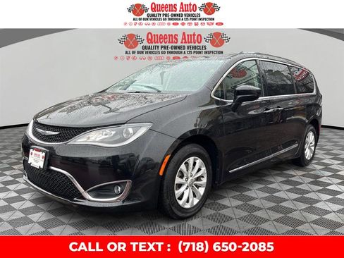 Used 2019 Chrysler Pacifica Touring-L image 2
