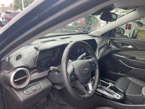 Used 2025 Chevrolet Trax ACTIV w/ Sunroof Package FWD image 9