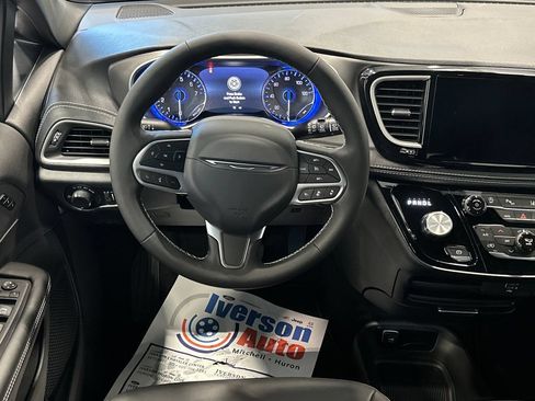 New 2027 Chrysler Pacifica Select AWD/4WD image 27